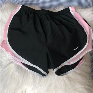 Nike women’s tempo short XS